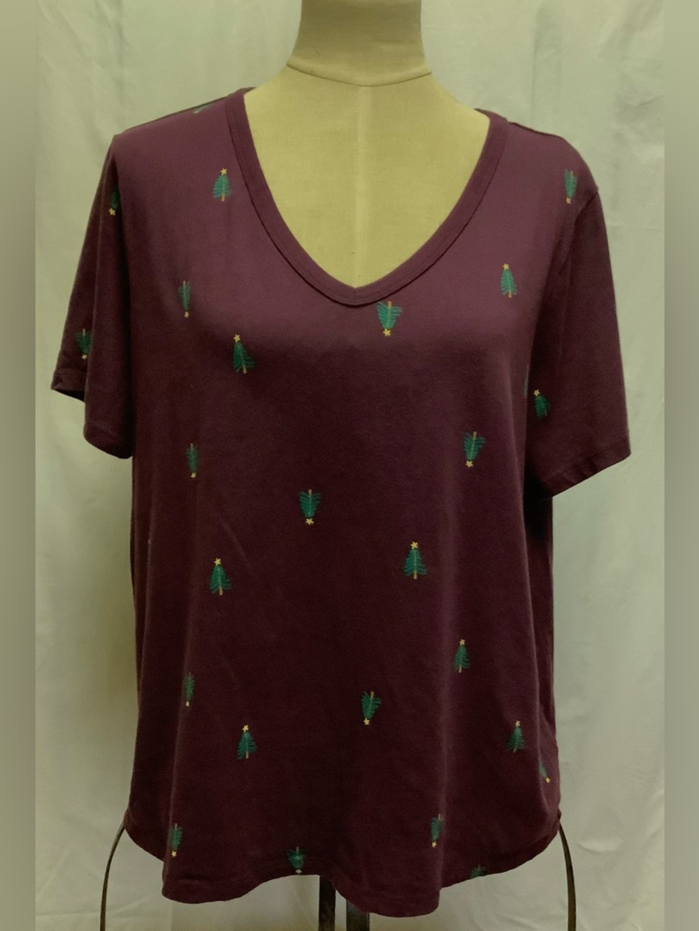 Old Navy EveryWear Shirt Top-Burgundy-Christmas Trees-V-Neck-100% Cotton-XL